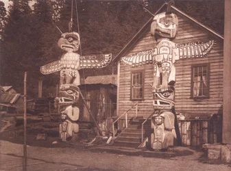 Udskårne stolper ved Alert Bay, British Columbia