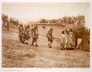 Slangedansere kommer ind på plazaen