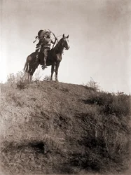 Absaroke Warrior on Horseback af Edward S. Curtis, ca. 1910 (sølvtryk)