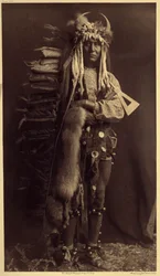 Iron Brest, Piegan. Kostume af et medlem af Bulls, et tidligere samfund, der er forsvundet i mange år Foto fra bind 6 af encyklopædien udgivet af Edward S. Curtis (1868-1952) om indianerne i Nordamerika, med et forord af Theodore Roosev