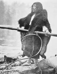Nootka-indianer med hvalfangerharpun, ca. 1900 (s/h-foto)