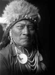 En blå perle, indisk, ca. 1908, foto Edward S. Curtis