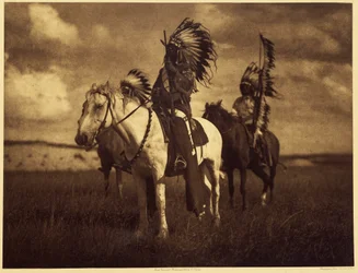 Sioux-høvdinge. Meget ofte dannede to eller tre mænd en krigstroppe og rejste i uger eller måneder. Nogle gange kom de tilbage med hovedbund, heste eller kvinder. Så, uanset dens størrelse, vidste krigstroppen nederlag, og der var ingen overlevende at fort