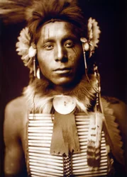 Sitting Eagle, Kragemand, ca. 1905, foto Edward S. Curtis
