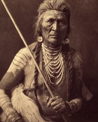 Ulv, indisk Apsaroke (Wolf - Apsaroke også nogle gange skrevet Absaroke) Foto taget fra bind 4 af encyklopædien udgivet af Edward S. Curtis (1868-1952) om indianerne i Nordamerika, med et forord af Theodore Roosevelt. Mellem 1907 og 1930, 2