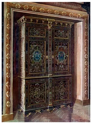 Armoire i ibenholt med indlæg af indgraveret messing og hvidmetal, 1910.