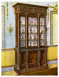 Udskåret mahogni porcelænskasse påvirket af Adam Brothers, 1911-1912.
