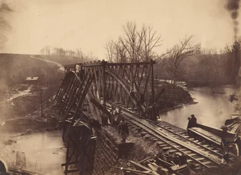 En del af Construction Corps Building New Military Truss Bridge over Bull Run, april 1863.