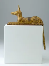 Anubis i form af en liggende sjakal, 26.-25. dynasti, sen periode, 715-525 f.Kr. (træ med gesso og forgyldning)
