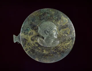 Støbt bronze spejlbetræk med hellenistisk buste af kvinde i relief, 100 f.Kr. - 100 e.Kr. (støbt bronze med indskåret dekoration)