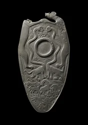 Ceremoniel palet med et reservoir til maling af øjenfarve, omgivet af udskårne dyr, fra hoveddepotet, Hierakonpolis, Egypten, ca. 3000 f.Kr. (skifer)