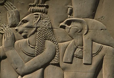 Detalje af et relief, sten med Bastet og Horus