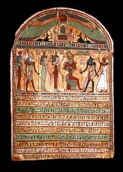 Egyptisk antikvitet: en ypperstepræsts begravelsesstele: Osiris byder den afdøde velkommen i Anubis, bag ham guderne Isis, Nephtis (Nephtys eller Neftis), Horus, Hathor. 3.-2. århundrede f.Kr. turin, egyptisk museum - egyptiske antikviteter: begravelsesste