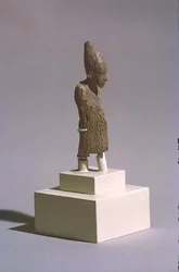 Figur af en konge, der bærer Øvre Egyptens hvide krone og kappen fra Sed-festivalen, fra Osiris-templet, Abydos, tidlig dynastisk periode, ca. 3000 f.Kr. (se også 23814)