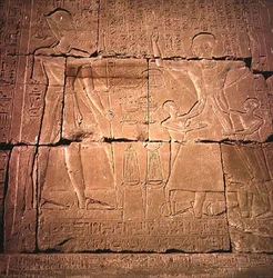 Relief, der viser en farao og hans familie (sandsten) (se også 59220)