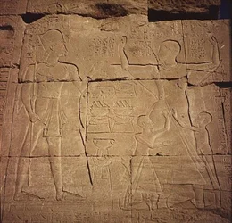 Relief, der viser en farao og hans familie (sandsten) (se også 59222)