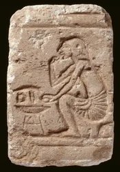 Relief af en mand, der sidder ved siden af et bord, Amarna-perioden (kalksten)