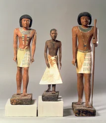 Tre statuer af Metjetji, muligvis fra Saqqara, Det Gamle Rige, fra det sene 5. til det tidlige 6. dynasti (ca. 2360-2340 f.Kr.)