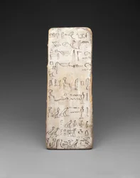 Skrivebord for en skriverlærling, ca. 2030 f.Kr. (træ, kalkmaling og blæk)