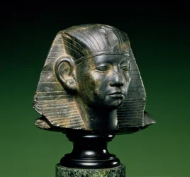 Hoved af kong Amenemhat 3., fra Aswan, Mellemste Rige, 1842-1797 f.Kr. (mørk fossil kalksten)