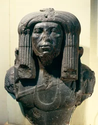 Buste af Amenemhat III (Nimaat Re eller Ammenemes III), afbildet som præst, fra Faiyum, Mellemste Rige, 12. dynasti