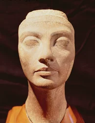 Et kongeligt hoved, muligvis af Nefertiti, fra Memphis, New Kingdom (kvartsit) (se også 158683)
