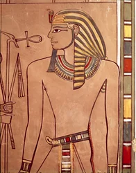 Amenhotep II (ca. 1427-1392 f.Kr.) med en ankh hævet til sine læber fra sarkofagkammeret i hans grav, New Kingdom (malet kalksten)