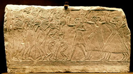 Det gamle Egypten: lavt relief, der repræsenterer en procession med danser. Nyt imperium. Regne af Ramses II. 14. århundrede f.Kr. Kairo Museum. Egypten