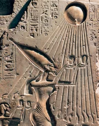 Oldegyptisk antikvitet: basrelief med Amenophis IV (Akhenaton eller Amenhotep) (1352-1338 f.Kr.) og hans familie, der hylder guden Aten. Detalje med faraoen. 1364-1347 f.Kr.