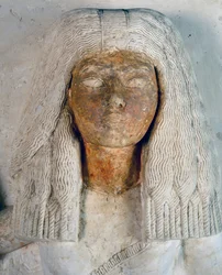 Aniuias ansigt, skriver Meryneiths kone, detalje fra dobbeltstatue af ypperstepræst Meryneith og hans kone Aniuia, malet kalksten, der stammer fra Akhenatens regeringstid, Saqqara. Egyptisk civilisation, New Kingdom, Dynasti XVIII.