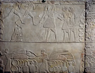 Opstilling af fødevarer i lagerbygninger, vægrelief af kalksten, fra Horemhebs memfitiske grav i Saqqara, Egyptisk civilisation, Det Nye Rige, XVIII. dynasti