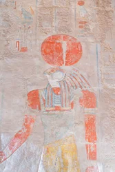 Basreliefudskæring af solguden Ra, Hatshepsut-templet i Deir Al Bahari, Luxor, Egypten (foto)
