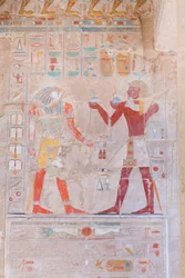 Basreliefbillede, der viser faraoen (til højre), der ofrer til guden Horus, Hatshepsut-templet i Deir Al Bahari, Luxor, Egypten (foto)