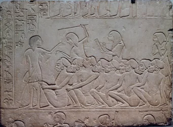 Sorte fanger omgivet af bevæbnede vagter, relief fra Horemhebs memfitiske grav i Saqqara, egyptisk civilisation, Det Nye Rige, XVIII. dynasti