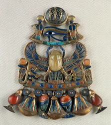 Brystplade med sol- og måneemblemer, Fra Tutankhamons grav, Theben, Egypten, Guldsmedekunst, Egyptisk civilisation, Det Nye Rige, XVIII. dynasti