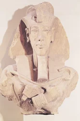 Buste af Amenophis IV (Akhenaten) (ca. 1364-1347 f.Kr.) fra Temple of Amun, Karnak, New Kingdom, ca. 1353-1337 f.Kr. (sandsten)