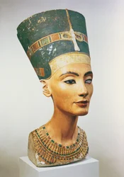 Buste af dronning Nefertiti, fra billedhuggeren Thutmoses atelier i Tell el-Amarna (malet kalksten) (se også 114019, 114020 & 267404)