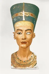 Buste af dronning Nefertiti, set forfra, fra billedhuggeren Thutmoses værksted i Tell el-Amarna