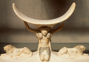 Udskåret nakkestøtte i elfenben understøttet af Shu, personificering af luft, fra Tutankhamons grav, egyptisk civilisation, XVIII-dynastiet