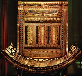 Tutankhamons ceremonielle stol, detalje af det buede sæde og ryglæn, Det Nye Rige, ca. 1325 f.Kr. (detalje af 59232)
