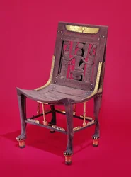 Stol, fra Tutankhamons grav (ca. 1370-1352 f.Kr.), der skildrer ånden i millioner af år, New Kingdom (cedertræ) (se også 148192)