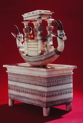 Kisten med en båd dekoreret med to hoveder af en syrisk stenbuk og to kvindeskikkelser, der menes at være prinsesse Mutnedjmet, fra Tutankhamons grav (ca. 1370-1352 f.Kr.) New Kingdom (alabaster) (se også 14)