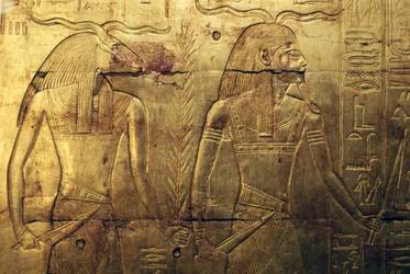 Guder, indgravering på bagpanelet af tredje gravkapel dækket af guld, Tutankhamons skatkammer, Egypten, Egyptisk civilisation, Det Nye Rige, Dynasti XVIII