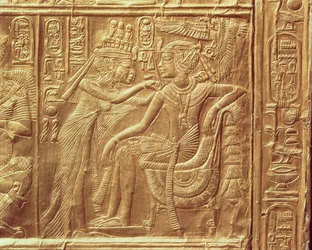 Detalje fra Tutankhamons lille helligdom, der forestiller dronningen, der fastgør en halskæde om kongens hals, New Kingdom, ca. 1340 f.Kr. (forgyldt) (se også 228562)