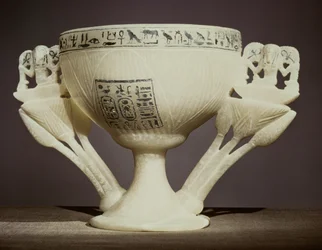 Drikkebæger i form af en halvåbnet lotusblomst, fundet ved indgangen til Tutankhamons grav (ca. 1370-52 f.Kr.) New Kingdom (alabaster) (se også 162302 & 228555)