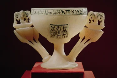 Drikkebæger i form af en halvåbnet lotusblomst, fundet ved indgangen til Tutankhamons grav (ca. 1370-52 f.Kr.) New Kingdom (alabaster) (se også 149480 & 228555)