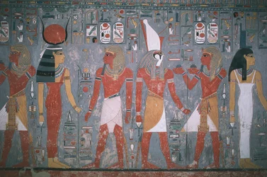 Egypten, Theben, Luxor, Kongernes Dal, Horemhebs grav, vægmaleri forestillende Horemheb mellem gudinden Isis og guden Horus, Det Nye Rige, XVIII. dynasti