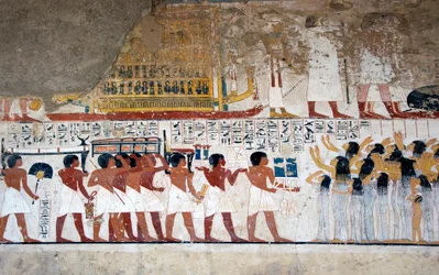 Ægyptisk antikvitet: "" bærere af ofre og gråd""" Fresko af vizirens Ramoses grav (18. dynasti). Luxor, Vestbredden, Adelsdalen Egypten - Det gamle Egypten: tilbyder bærere og sørgende. Fresko fra Vizieren Ramoses grav (18. D