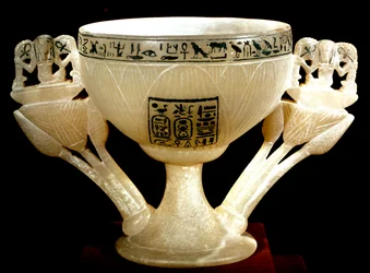 Ægyptisk antikvitet: bæger af udødelige af velgørerne fra Theben. Lotusformet albasterkalk. Fra skattemesteren af Tutankhamon (hele Ankh-amun eller Tutankhamon) (1345-1327 f.Kr.) 18. dynasti. fundet i Kongernes Dal, Theben. 1342 f.Kr. Cairo, Egyptisk