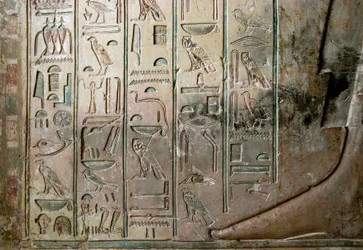Egyptisk antikvitet: relief og hieroglyffer af graven af Kha em Het (Khaemhat) inspektør af lofter og skriver ved hoffet til Amenophis III (TT57). 18. dynasti. 1530-1290 f.Kr. Vallee des Nobles. Luxor, Vestbredden, Egypten
